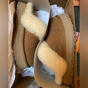 UGG women’s size 7 Disquette slippers NWT